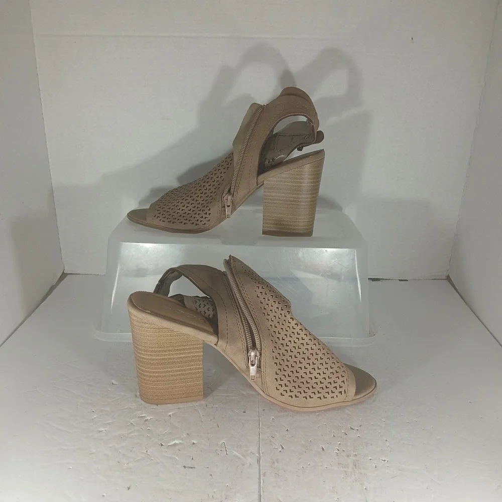 Soda Block Heel Sandals 8.5 Tan Perforated Peep Toe Zip Ankle Strap Boho Casual